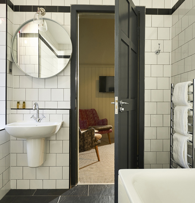 Guest Family Bathroom for 4